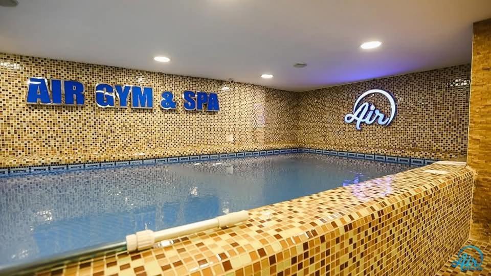 Crown With Fitness And Wellness Caïro